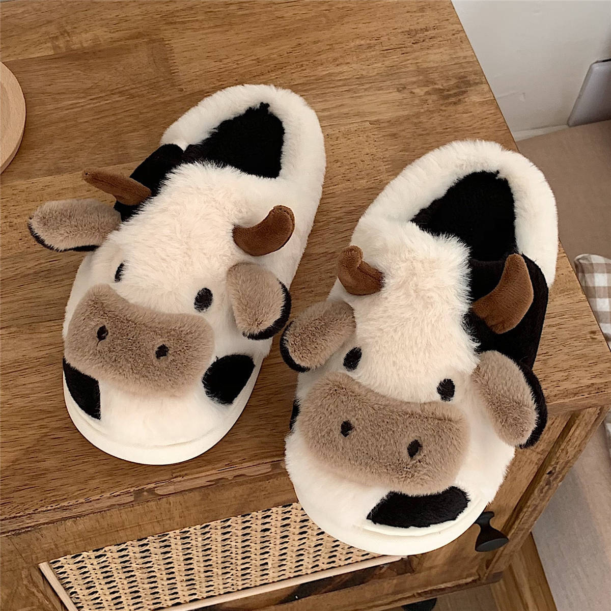 CUTE PLUSH COW SLIPPERS