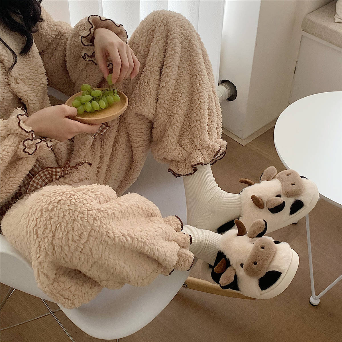 CUTE PLUSH COW SLIPPERS