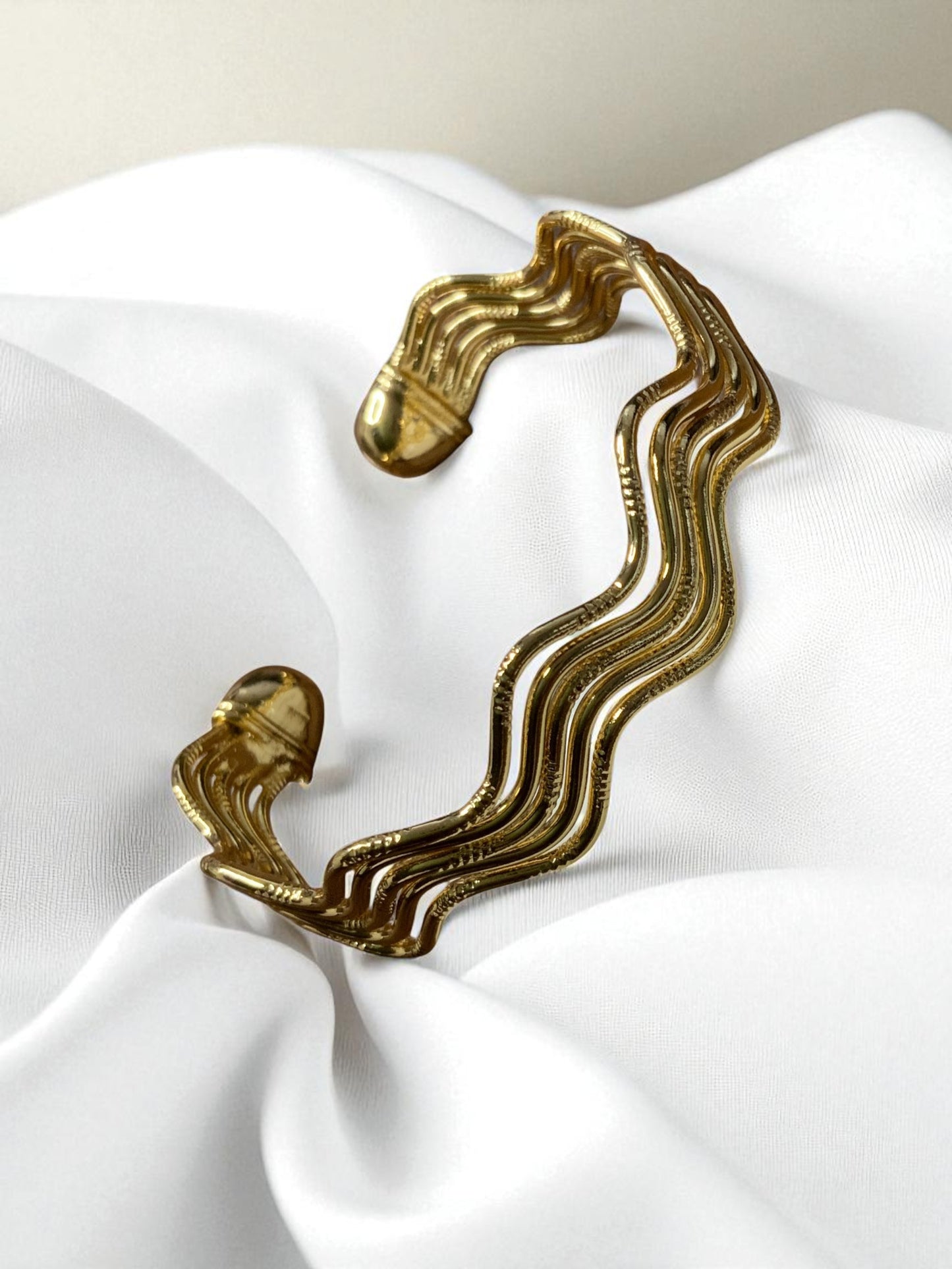 GOLDEN WAVE TEXTURED OPEN CUFF
